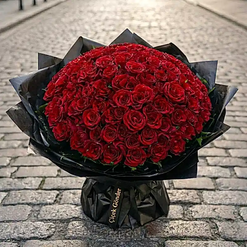 Siyah Aranjmanlı 101'li Dev Kırmızı Gül Buketi